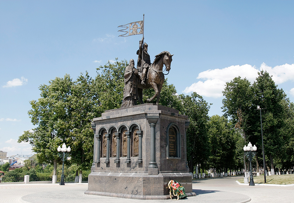 Ein Denkmal für den Großfürsten von Kiew Wladimir I., der 988 über den Baptismus wachte. Der Bildhauer Sergej Isakow schuf dieses 2007 errichtete Denkmal. Neben Wladimir ist Fjodor der Heilige zu sehen, der einer Legende zufolge den Fürsten zum Christentums konvertierte.