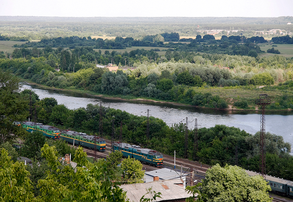 U Vladimir možete doći iz Moskve regionalnim prigradskim vlakom s Kurske željezničke stanice, autobusom sa stanice metroa Ščolkovskaja, brzim vlakom Sapsan ili automobilom autoputom Gorkovskoe.