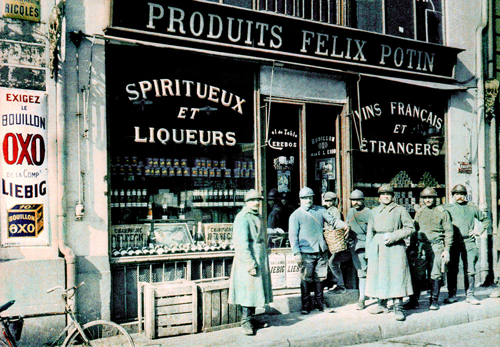 Soldats russes devant une épicerie, Paul Castelnau. Place des Marchés, Reims, France, 11 mars 1917.