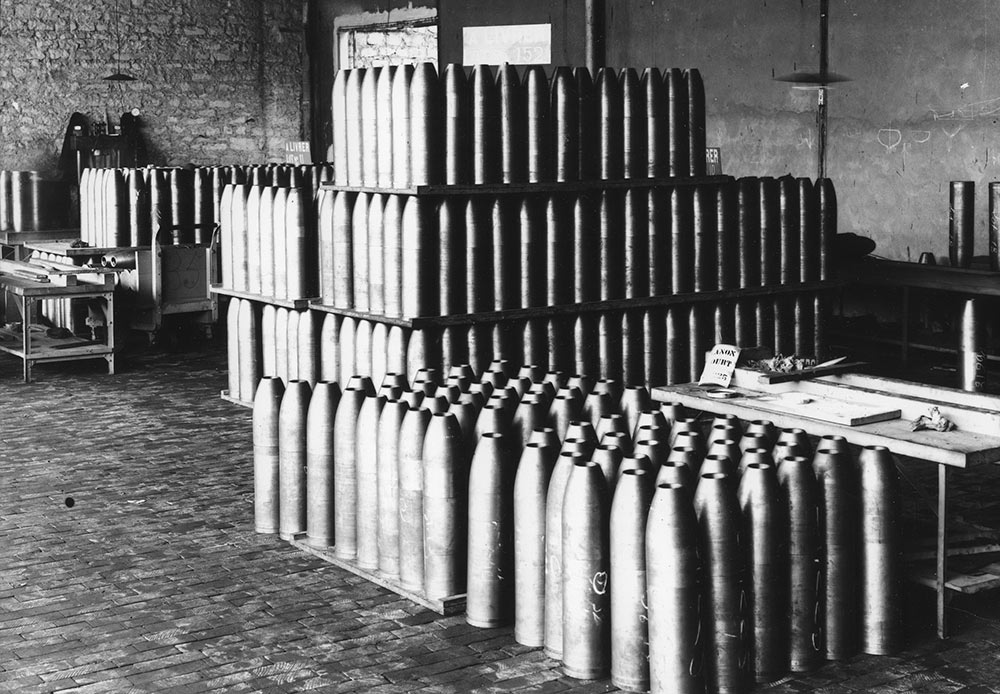 ドイツは1914年8月1日、ロシア帝国に対して宣戦布告した。推定で200万人のロシア人兵が戦闘で命を落としたが、全体的な死者数は350万人におよぶとされている。 // 榴弾製造工場、フランス、1916年