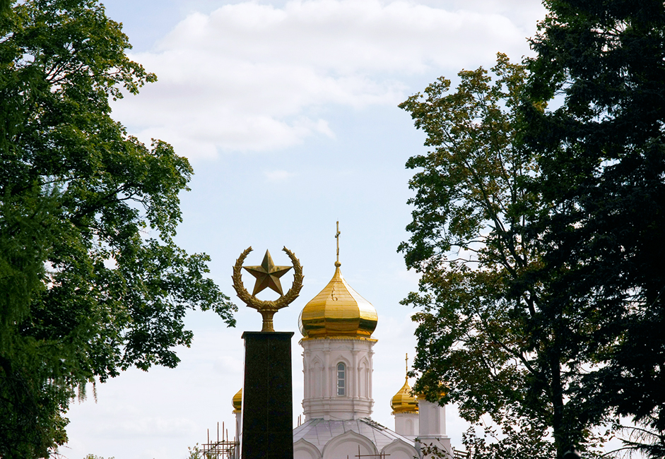 Руза е малък град, съхранил символите на различни епохи, които понякога се изключват взаимно. Например съветската звезда на вечния огън в града и православните куполи на катедралата „Възкресение Христово“.