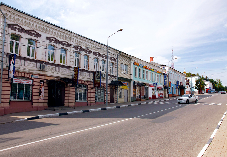 Ул. „Солнцева“ е кръстена на съветски учен. Тук са запазени търговски сгради от 19 век. Именно по това време Руза се превръща в един от индустриалните центрове на Московската губерния.