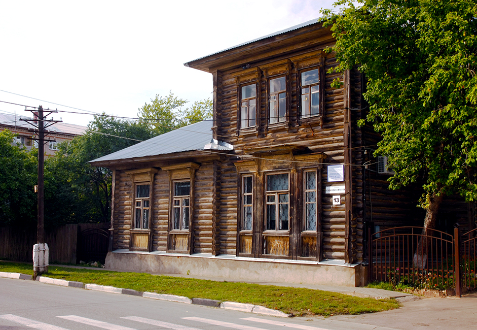 Тази стара дървена сграда в момента е дом на детски художествен център. Сградата е една от множеството дървени постройки в Руза, оцелели до наши дни и останали в добра форма от средата на 19 век.