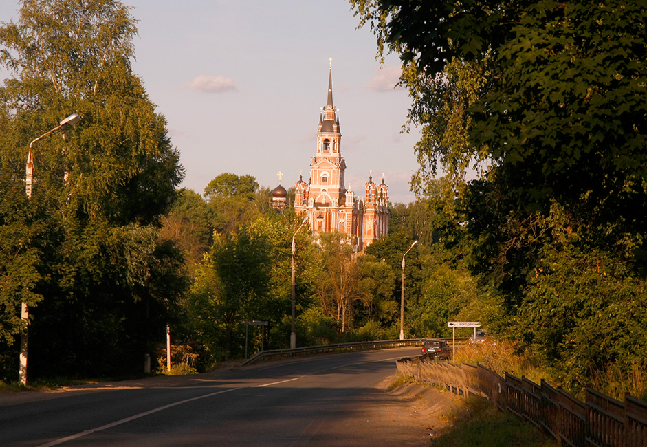 Grad Možajsk nalazi se 100 km zapadno od Moskve. U kronikama se prvi put spominje 1231., a naziv „Možajsk“ dolazi iz baltičkih jezika i znači „mali“. U okolici ovog grada izvire rijeka Moskva.
