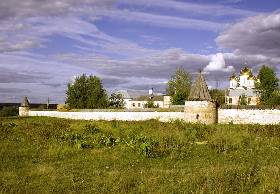 Ako dođete u Možajsk svakako posjetite Terapontov manastir. Podigao ga je 1408. Terapont Belojezerski, učenik svetog Sergeja Radonežskog.