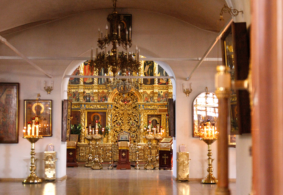 Di dalam gereja, ikon Kabar Gembira berdiri di depan altar. Gereja ini didirikan untuk menghormati peristiwa tersebut.