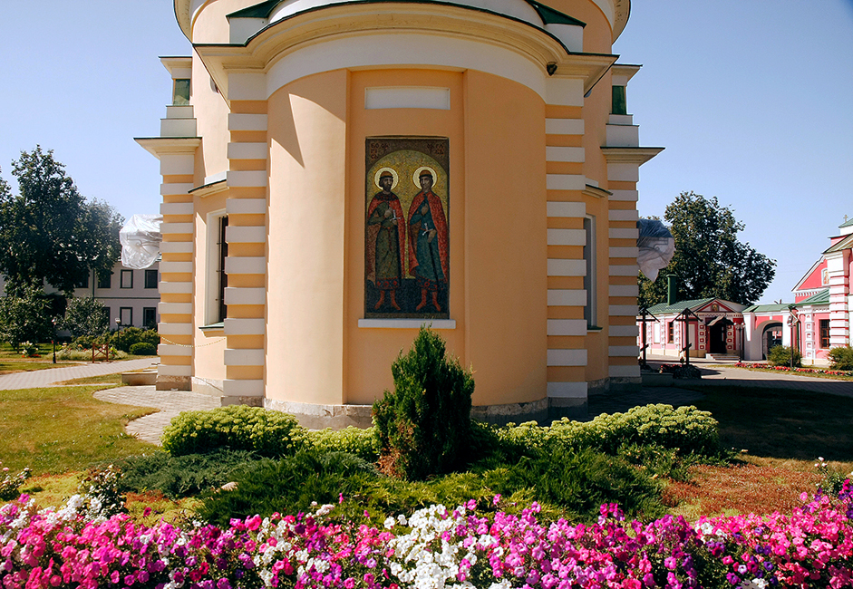 Lukisan dinding asli yang menampilkan Santo Boris dan Santo Gleb tetap ada hingga saat ini, setelah keruntuhan Uni Soviet.