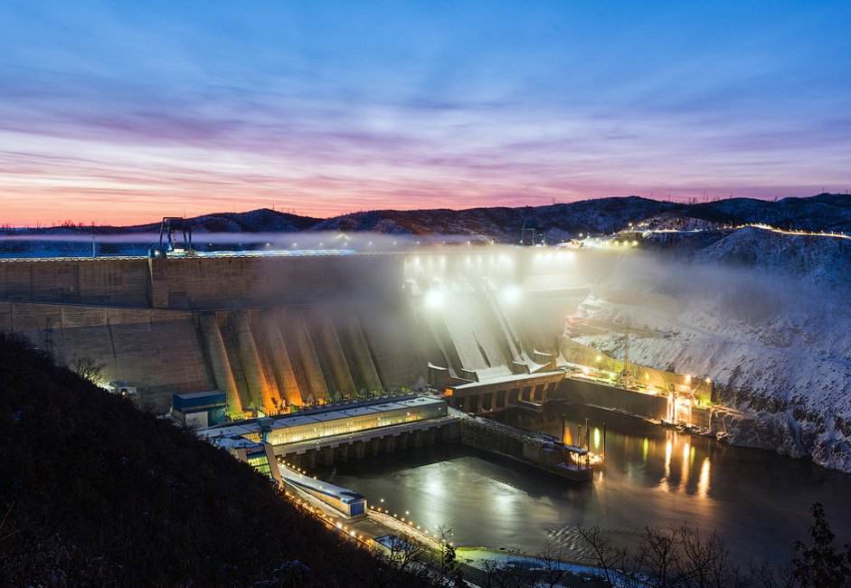 ブレヤ・ダムはアムール州を流れるブレヤ川に位置している。このダムは2,010メガワットの能力を誇るが、一方で年間平均エネルギー出力は 71億キロワット時である。