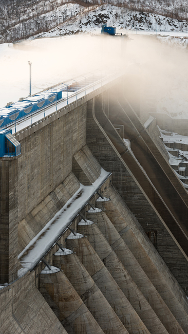 Brana je visoka 140 metara i najviša je brana tog tipa u Rusiji. To je visinom usporedivo s 50-katnim neboderom. Oko 4 milijuna kubičnih metara cementa je postavljeno u izgradnji. Masa brane iznosi oko 15 milijuna tona.