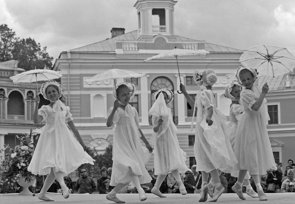 Prvu  profesionalnu rusku baletnu školu osnovao je 1738. po naredbi Ane, ruske carice (Ana Ivanovna),  Francuz Jean-Baptiste Landé koji je dotad bio glavni učitelj plesa na peterburškoj vojnoj akademiji.  U razdoblju  prije revolucije, većina su učitelja u školi bili stranci.