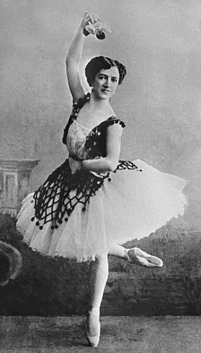 Balerina se sjećala svog života na pozornici s gorčinom.  Dobivala je glavne uloge netom pred kraj izvođačke karijere.  1915. godine, primila je naslov „ballerina“, ali je 1916. napustila svoju karijeru na pozornici i 1921. počela predavati u školi gdje je i sama studirala.