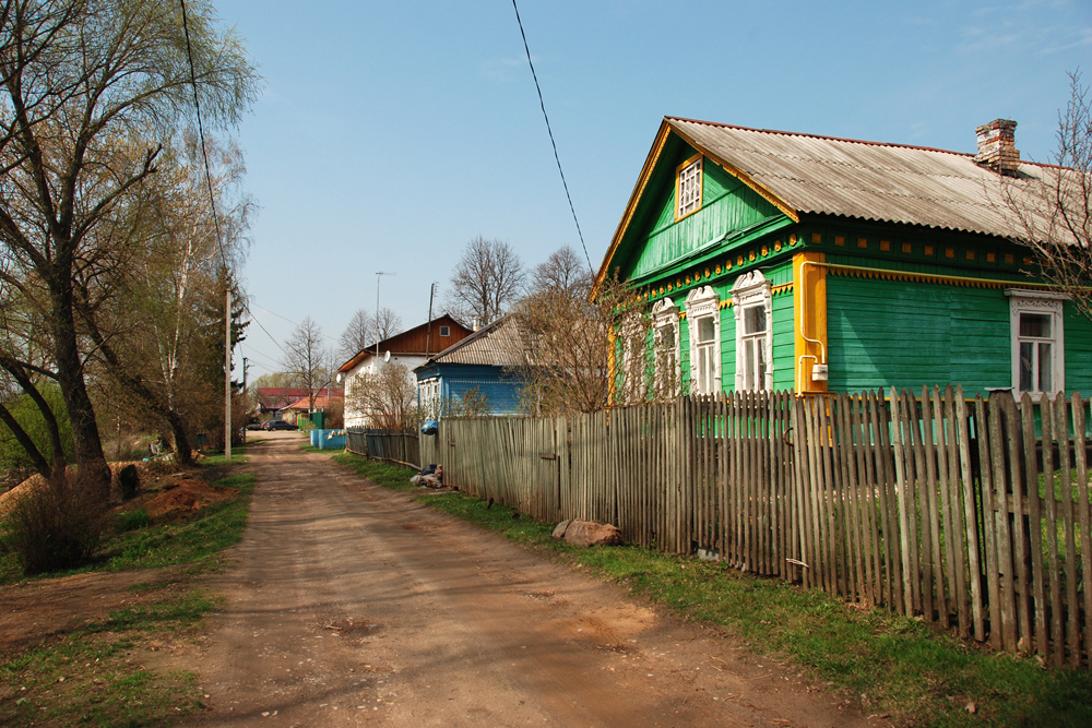 大昔からロシアの都会人は夏を郊外で過ごしてきた。この習慣は今日も続く。「別荘」と言っても、6ソトク（600平方メートル）の小さな土地に立つ簡潔な小屋から、1ヘクタール（1万平方メートル）以上の広大な土地に建つ屋敷まで、様々である。誰もが、うるさく、落ち着きのない都会から避難しようとする。避難する場所として最も手頃なのは、田舎の村の家だ。