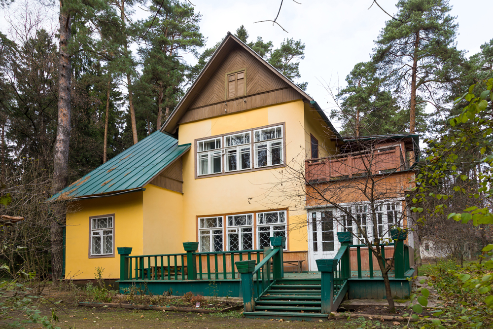 Neke dače na cijeni su zbog svoje povijesti, ne zbog svoje veličine ili blizine grada. To su kuće pisaca i umjetnika. Na ovoj fotografiji nalazi se kuća pjesnika Korneja Čukovsko u Peredelkinom (Moskovska oblast).