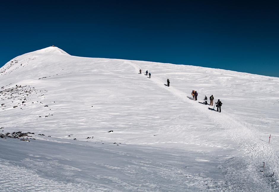 Pembawa obor Olimpiade belum lama ini membawa bara api simbolis ke Gunung Elbrus untuk menyambut Olimpiade Musim Dingin 2014 di Sochi.