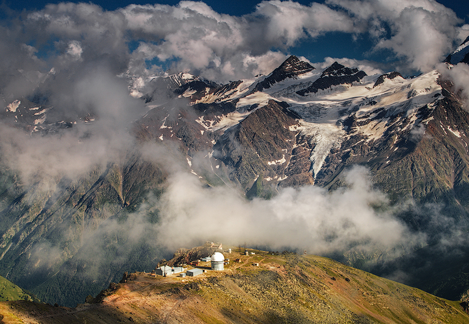 Pegunungan Kaukasus sungguh luar biasa karena terletak di lebih dari satu negara. Georgia, Armenia, Azerbaijan, dan Rusia dapat terlihat dari puncak Elbrus.