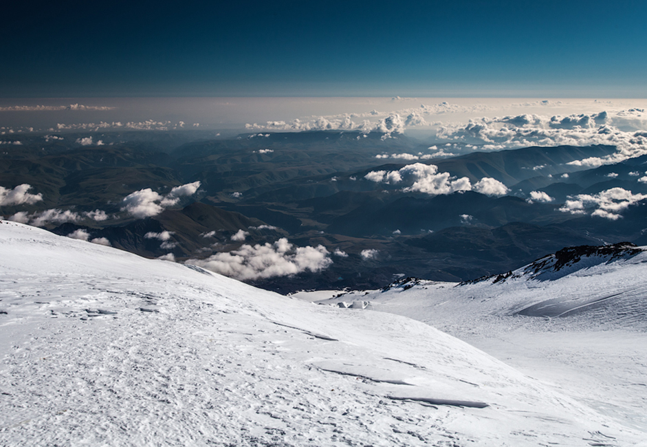 Untuk mencapai Gunung Elbrus, pertama-tama Anda harus pergi ke Nalchik (1.652 kilometer dari Moskow) atau Mineralnye Vody (1.552 kilometer dari Moskow). Kedua kota ini memiliki sarana transportasi ke area wisata Prielbrusie. Anda dapat mendatangi tempat ini menggunakan mobil, kereta, atau pesawat terbang.