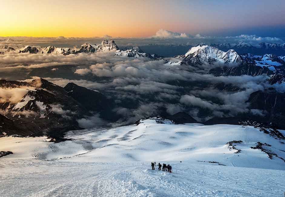 ここでは、スキー用ロープウェイで標高3,800メートルまで行くことができる。ロープウェイを使えば、登山客でなくてもエルブルス山の眺めを簡単に楽しむことができる。
