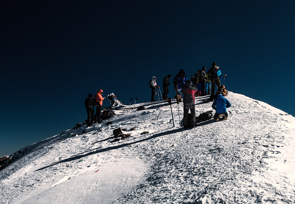Elbrus pertama kali didaki pada abad ke-19 oleh ekspedisi terpisah yang dipimpin oleh tim Inggris dan Rusia.