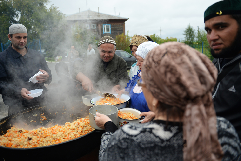 Perayaan Idul Fitri di Rusia berlangsung selama tiga hari. Selama Lebaran, umat Islam di Rusia saling berkunjung, memberikan hadiah, menggelar perjamuan, mengunjungi makam orang yang dikasihi, serta berbagi rezeki dengan orang yang kekurangan.