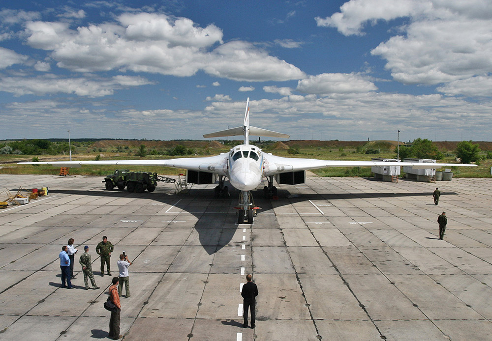 Strateški bombarder Tu-160, poznat kao "bijeli labud", najveći je supersonični vojni avion na svijetu. Rusko ratno zrakoplovstvo u svom sastavu ima svega 16 ovakvih divova, ali i to je dovoljno za uspješno odvraćanje od nuklearnog napada. Nakon 2020. Rusija će pokrenuti serijsku proizvodnju PAK DA - novu generaciju kompleksa dalekometne avijacije koji će postupno zamijeniti Tu-160 i Tu-95.