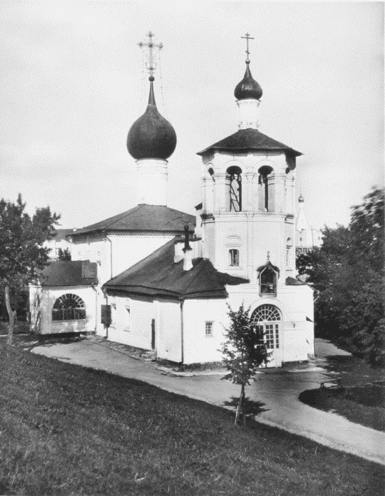 The Church of Konstantin and Elena in the lower section of the Kremlin Garden was built in 1692 by Empress Natalia Naryshkina, mother of Peter I. It was demolished in 1928 under the pretext of creating a sports ground for Red Army soldiers. Now the site is home to government buildings and a helipad.