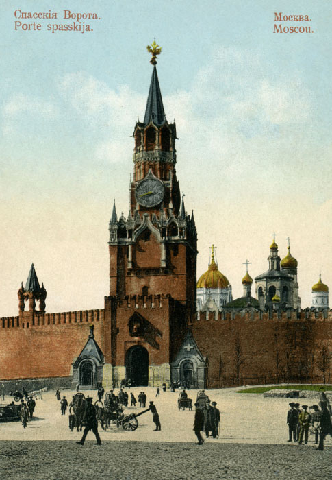 スパスキエ門の二つの礼拝堂は、1866年に「ロシア風」に建てられた。両方とも聖ワシリイ大聖堂の一部であった。左側の礼拝堂には、16世紀にロシアに返還されたスモレンスクを記念するスモレンスク生神女のイコンがある。右側の礼拝堂には、スパスキエ門の上にある有名な救世主キリストのイコンのレプリカがある。礼拝堂は両方とも1929年に取り壊された。