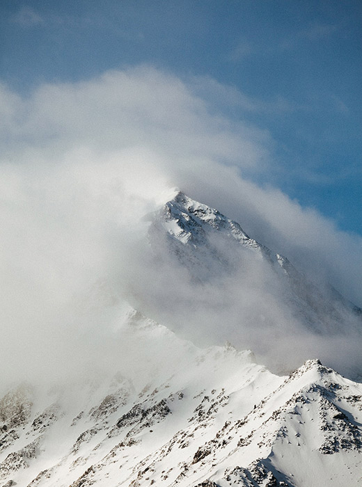 Paysages montagneux aux alentours de Kourouch. Nul besoin d'aller dans l'Himalaya pour admirer de magnifiques paysages de montagne.
