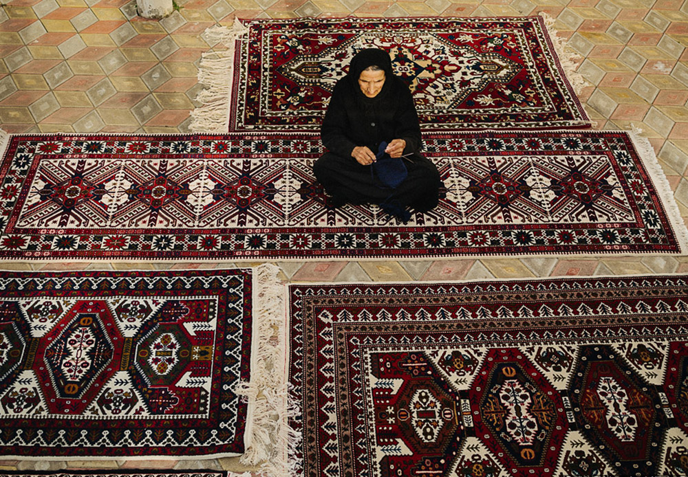 The best wool rugs from Russia are woven in Tabasaran ( a province in the south of Dagestan). This is where they make hand-made tufted carpets using a centuries-old design.