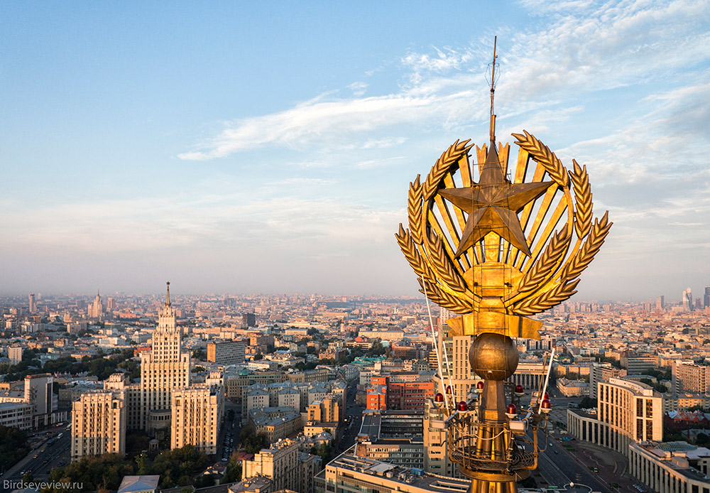 星がつけられているのは7棟のセブンシスターズのうちの6棟だけである。外務省の建物の尖塔は、星を設置するには強度が不足していることが判明したからだ。/ ヒルトン・モスクワ・レニングラードスカヤ。高さ：136メートル