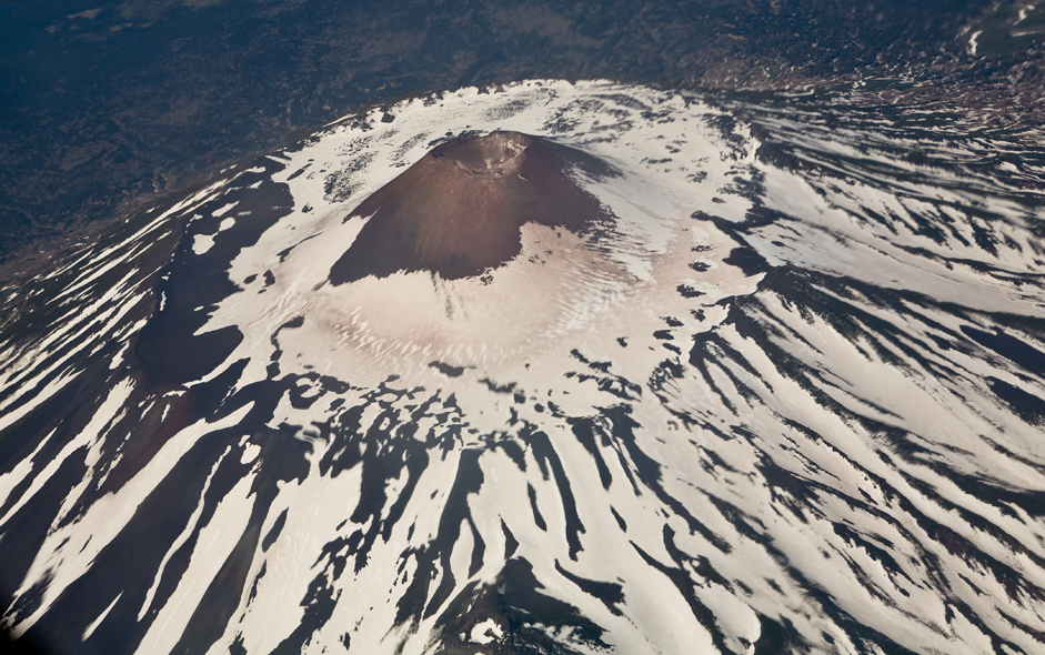 爺爺岳（ちゃちゃだけ）は国後島で最高峰の火山である。人々は、飛行機で爺爺岳に近づくと危険であると言う。この火山は山頂からだけではなく、山腹からも毒ガスを発している。いくつかヘリコプターの墜落事故があったが、このガスが事故原因かもしれない。火山への道のりは長く険しい。天候が良くても、3日間はかかる。