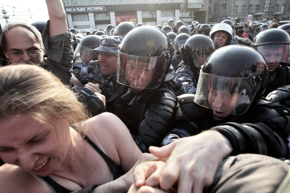 モスクワのボロトナヤ広場で「百万人の行進」の参加者の秩序維持に従事する警官たち。2012年