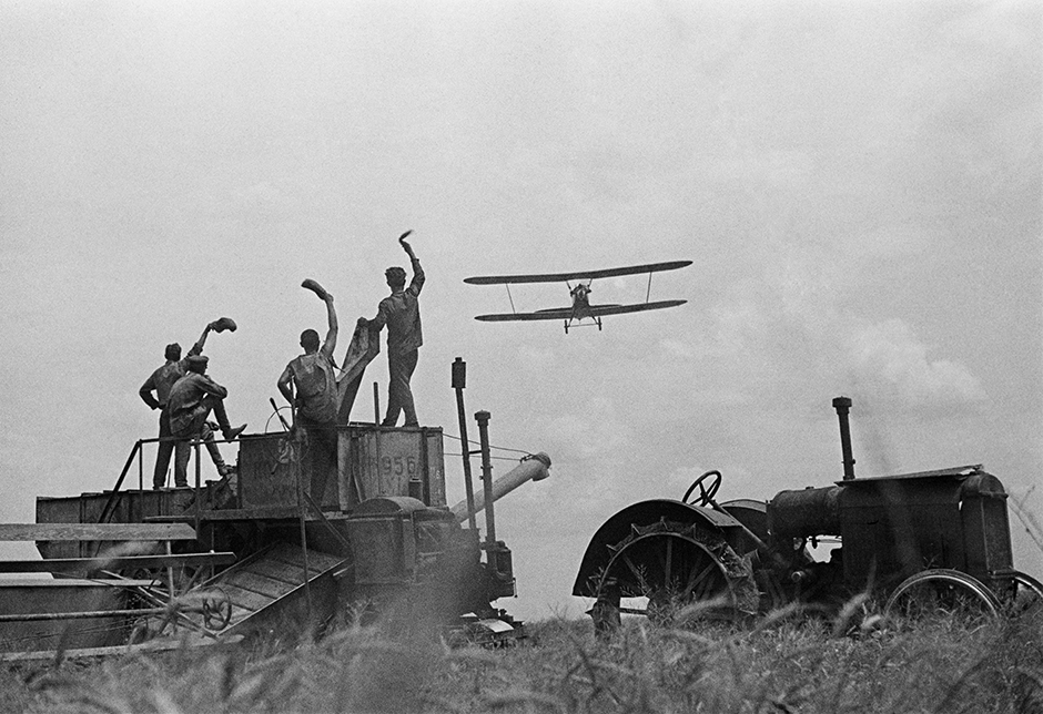ソ連の写真史において、シャイヘトの名は主に「芸術的ルポ（ルポルタージュ）」というジャンルで登場する。シャイヘトは1926年に設立されたソビエト・フォト誌の創設者の一人であった。1920年代から1930年代の工業化時代を写した彼の写真は、ソ連のイメージを作った。// トラクターと飛行機。1936年