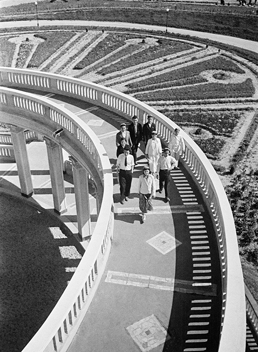 芸術家にとって、個性と自己現実は二の次になった。重要なのはプロパガンダ、扇動と国の新しいイメージを作る事だった。それでも相変わらず、アルカディー・シャイヘトの作品からは才能と技術とプロ意識が伺えた。// 北部河川ターミナルの高架橋。モスクワ・ヴォルガ運河、1939年