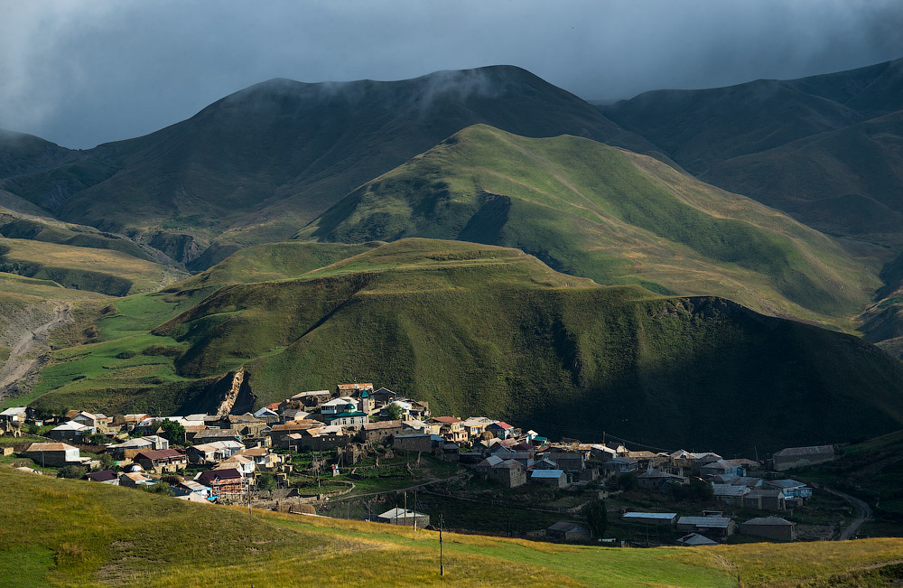 村は、海抜2000メートルのところにある。アウル（中央アジアにある集落）の周りには美しい山々がそびえ立つ。 近辺を散歩すると、息を飲む様な景色が広がる。ついでに、地元の綱渡り芸人と知り合うと良い。実は、綱渡りの起源はここにある。