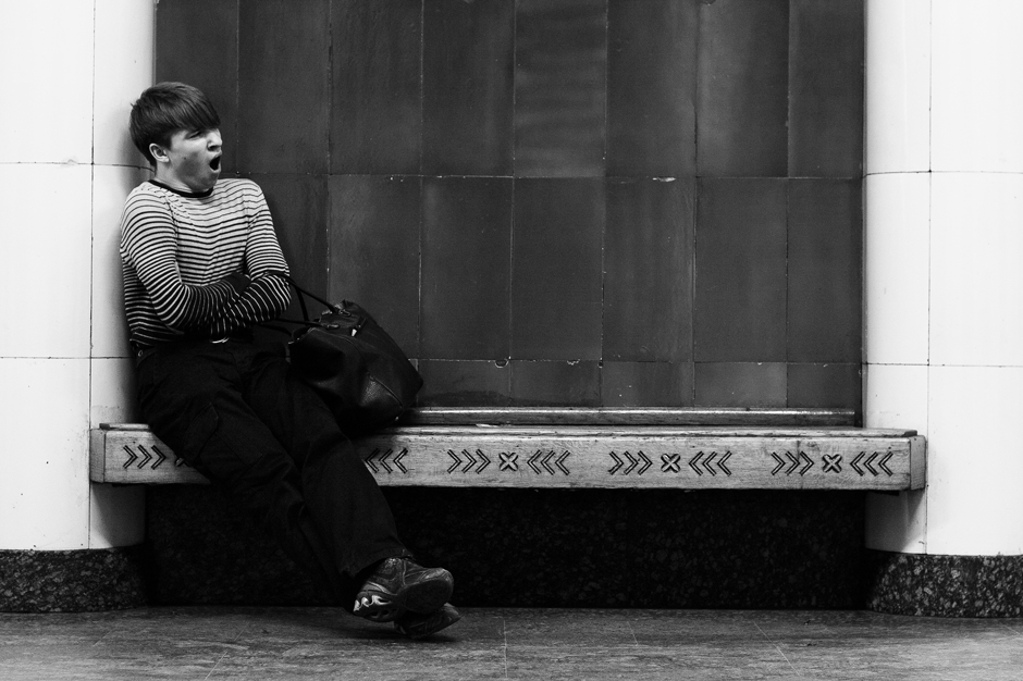 「あるベンチの1日」シリーズは、モスクワ地下鉄のリーシスカヤ駅が舞台となっている。さまざまな物語やコメディーが、毎日ベンチの上でくりひろげられる。1958年にこの駅が開業して以来、このベンチはどれだけの人を見つめてきたのだろうか。