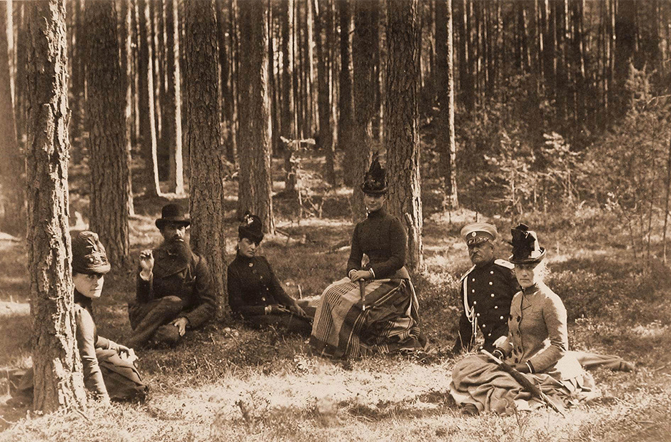 His son Alexander III even took part in bear hunts as a boy. Married, he never missed an opportunity to hunt big game. His wife, Empress Maria Feodorovna, soon took a keen interest in her husband's passion.