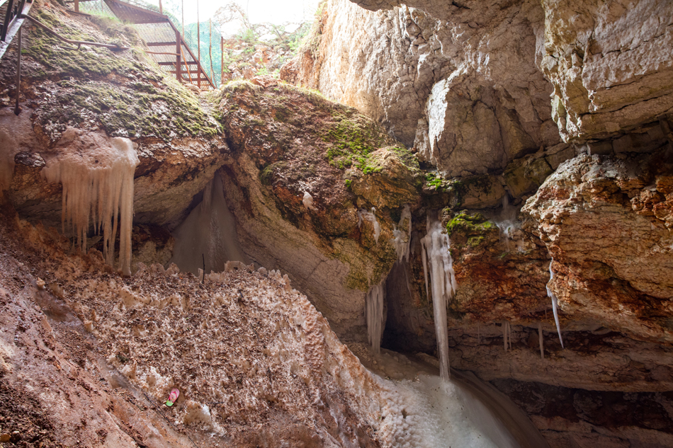 Mitte der 1960er Jahre wurde mit Arbeiten an einer umfassenden Studie des Rajons Pinega, in dem sich das Naturreservat befindet, begonnen. Im Gebiet Archengelsk entdeckte man 476 Höhlen, ein Viertel von ihnen innerhalb des Pinega-Naturreservats.