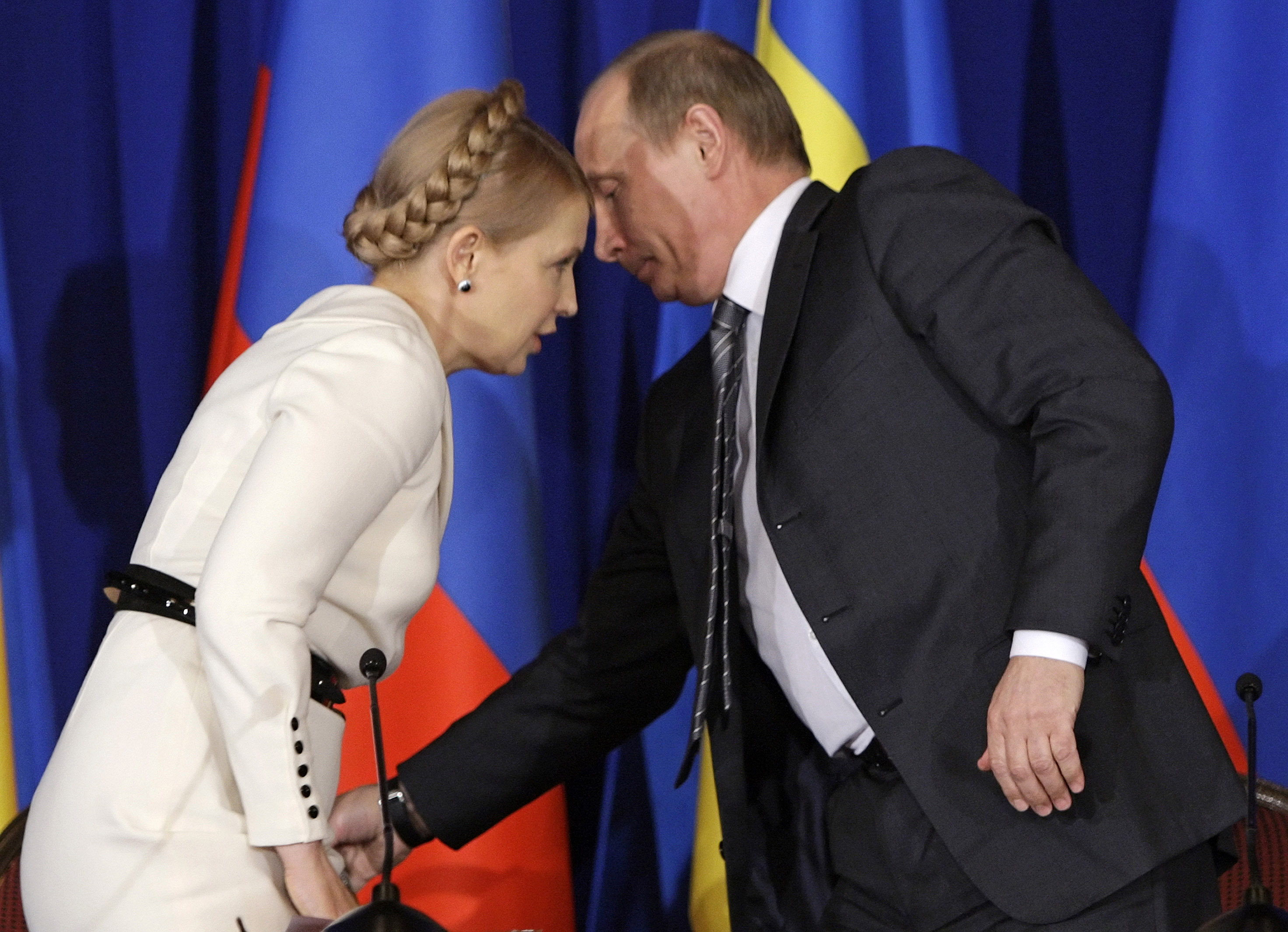 2/10. Април 2009. Док је Путин био премијер, између свог другог и трећег председничког мандата, у више наврата сретао се са украјинском колегиницом Јулијом Тимошенко.