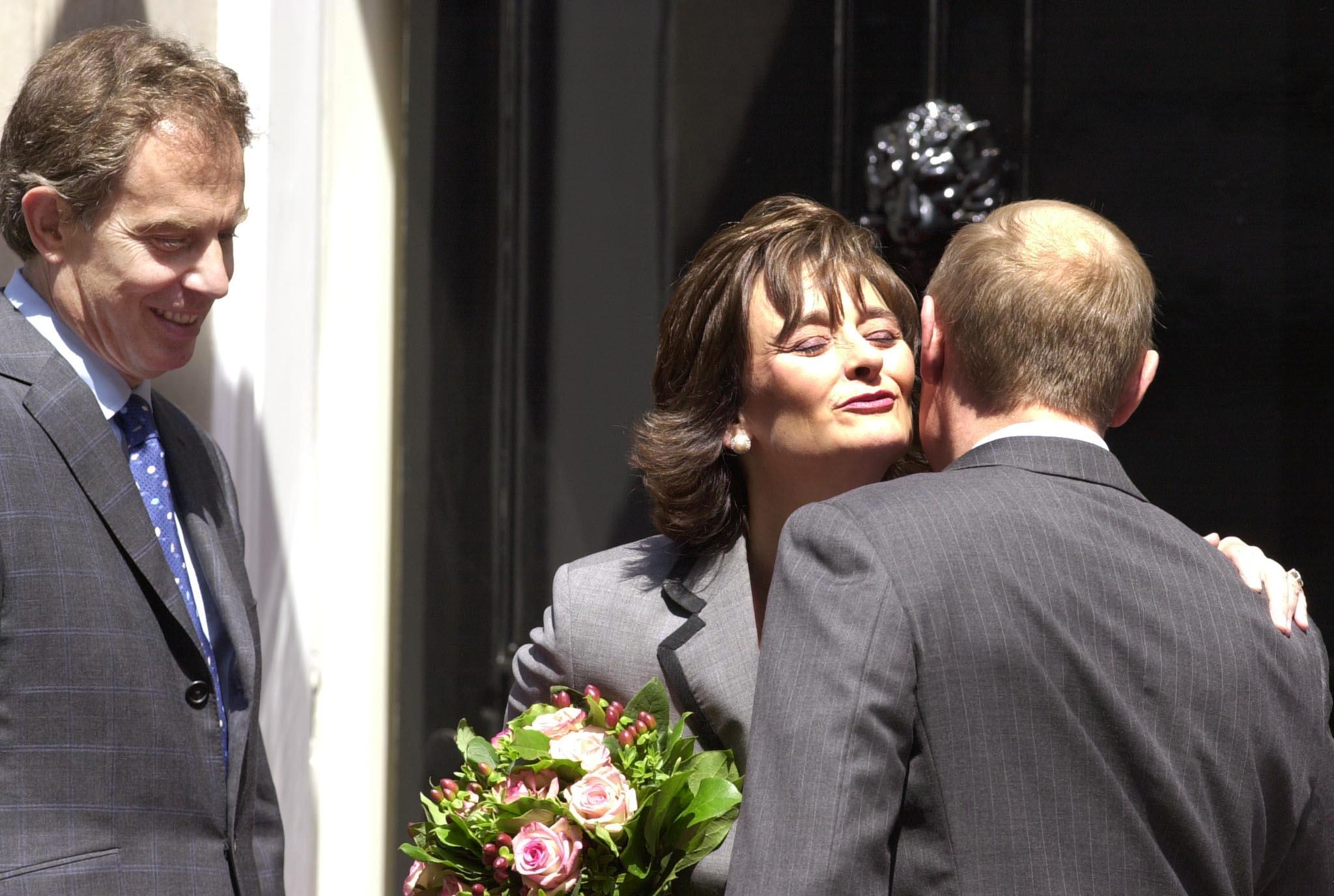 2003年6月イギリスのトニー・ブレア首相（当時）のシェリー・ブレア夫人が、プーチン大統領から花束を贈られ、お礼のキスをする。
