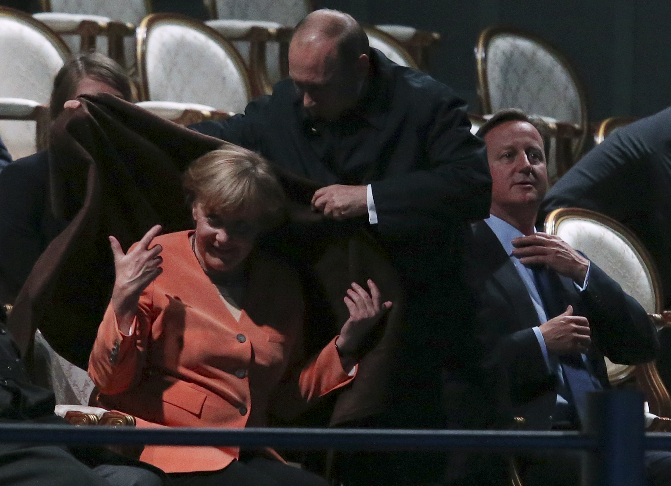 2013年9月サンクトペテルブルク20ヶ国・地域（G20）首脳会議で、プーチン大統領がドイツのアンゲラ・メルケル首相の肩に毛布をかける。この時はそれほど話題にならなかった。