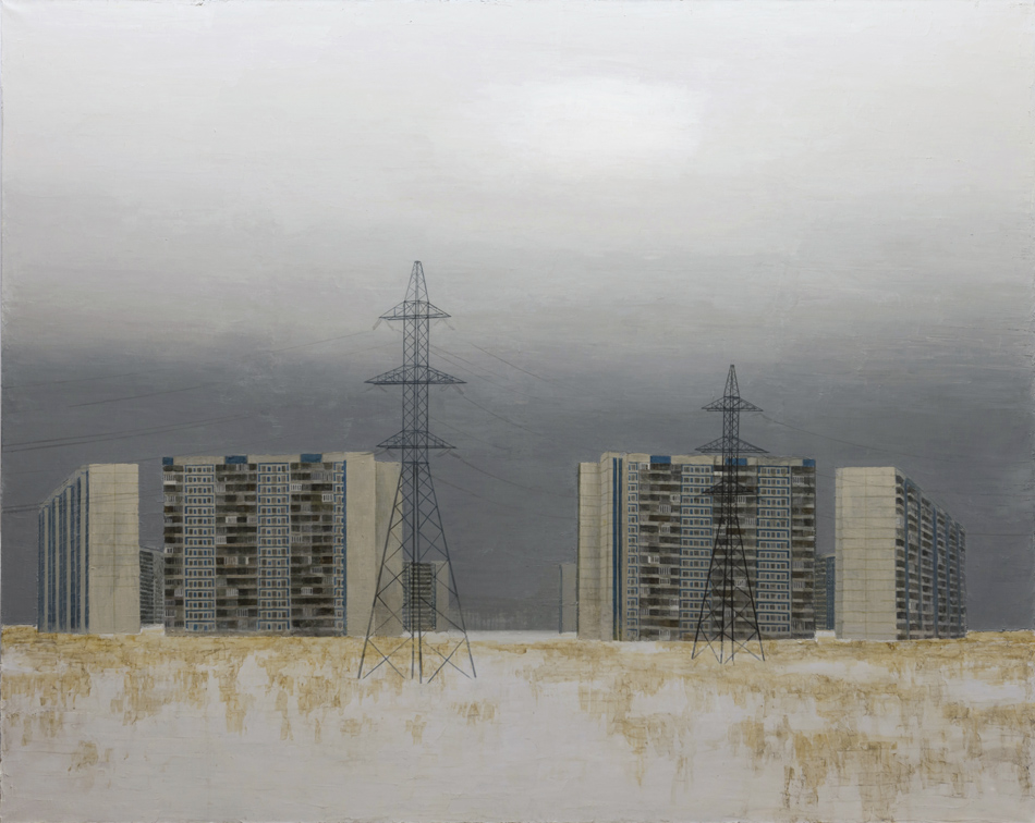 画家パーヴェル・オトデリノフの最新作は、モスクワ住宅地区の生活を題材とする習作で、区画化された高層ビルや、どこまでも限りなく続く送電線などを描いたものだ。
