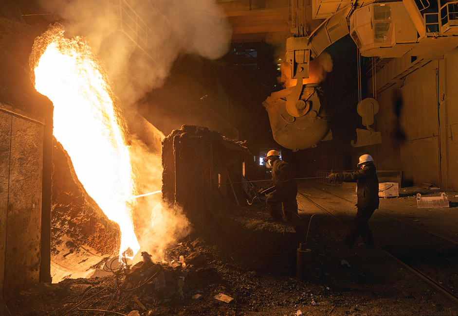 La métallurgie représente le principal secteur industriel de la région de Tcheliabinsk, avec plus de 60% de la production industrielle totale de la région. Tcheliabinsk est l'un des plus grands producteurs de métaux de Russie, et ses paysages industriels émaillés de cheminées fumantes rappellent parfois le Mordor, tout droit sorti du Seigneur des Anneaux.