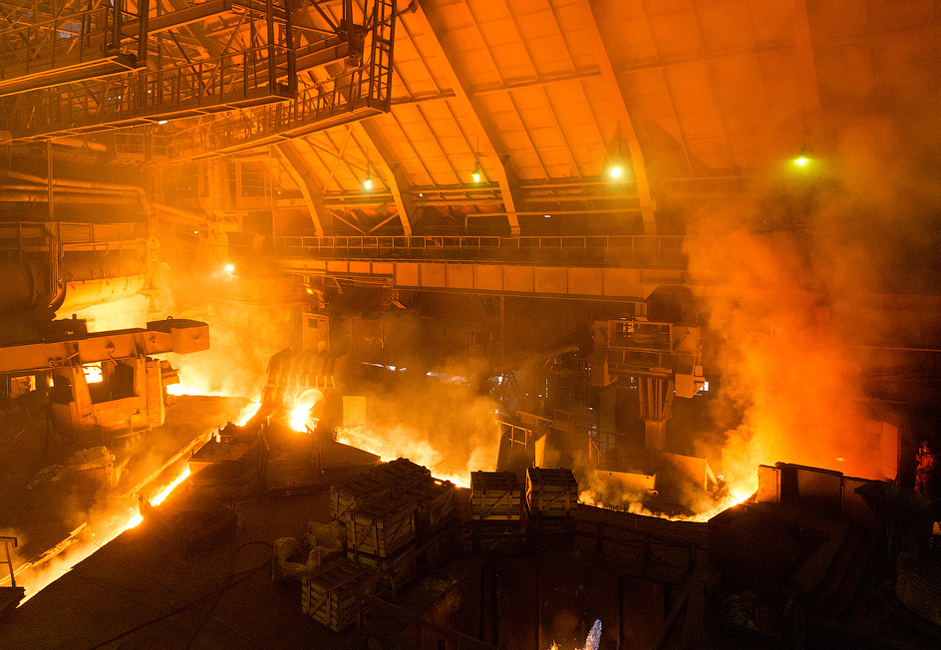 Доменната пещ в завода работи денонощно. Огньовете се гасят само веднъж на всеки 10-20 години за основен ремонт. Температурата в пещта достига 1300 градуса по Целзий.