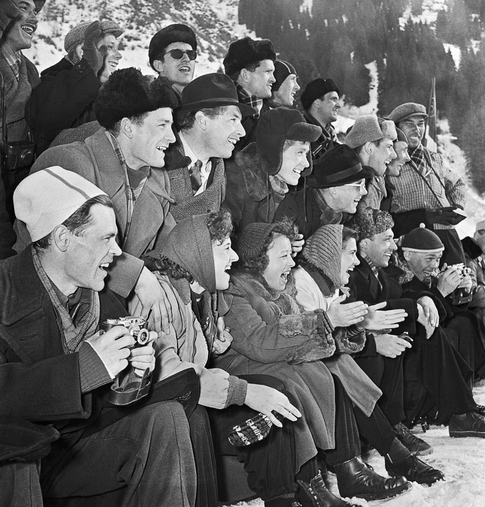 　国、人、状況が変わり、アガニョーク誌も変わった。だが記事はその幅広い読者層のルーツに忠実であり続けている。//カザフ共和国アルマ・アタ（アルマトイ）高地スケート場。観客、1955年
