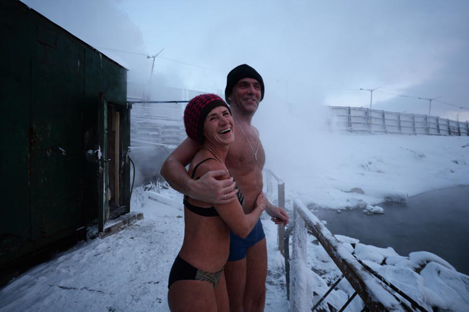 Състезанията по плуване през зимата са честа практика в Русия, като обикновено те са на дължини от 25 до 200 метра. Има обаче и "маратони" по зимно плуване на много по-големи разстояния. Преодоляването на открит воден участък от 1 и над 1 км изисква отлично здраве и специални тренировки. Двайсет минути в такава вода могат да накарат един обикновен човек да замръзне до смърт.