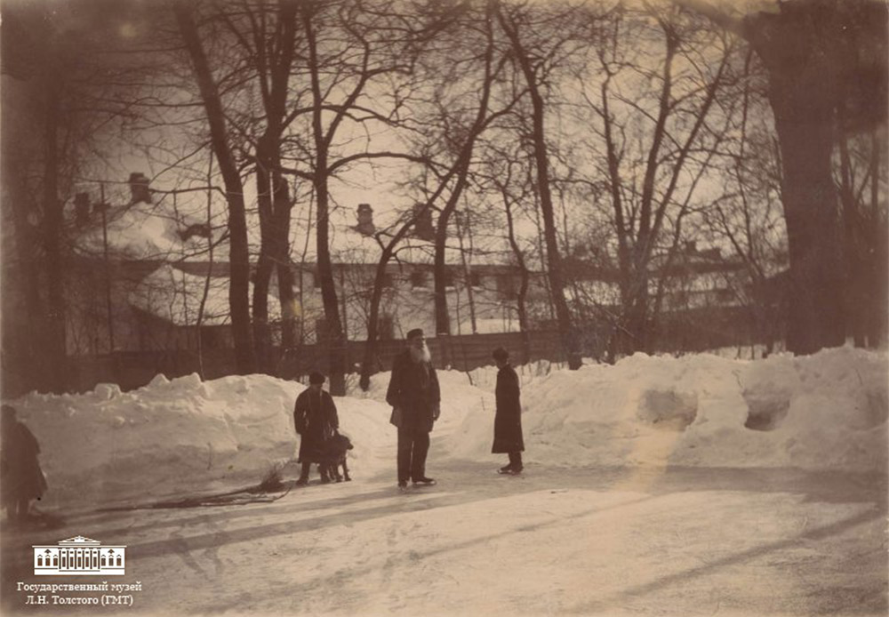 展示会「トルストイの隠れた側面」は、モスクワ都心のプレチステンカ通り11/8番地の国立トルストイ博物館で2015年12月31日まで開催されている。 // 庭でスケートをするトルストイ、1898年3月、モスクワで。写真撮影：ソフィア・トルスタヤ