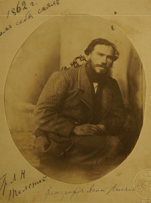 トルストイの人気が高まるにつれ、彼を撮った写真の数も増えた。彼は当時最も有名な写真エージェンシー、ロシアや国外の新聞、雑誌などにより写真を撮影された。1862年に、彼は自分自身を撮影した 。いわゆる「自撮り」である。 // レフ・トルストイ、『自写像』、1862年、ヤースナヤ・ポリャーナ