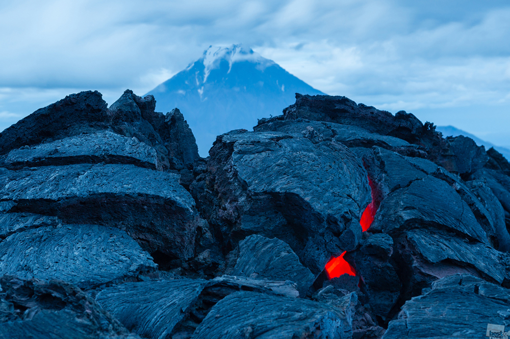 Último sopro do vulcão Tolbátchik, na península de Kamtchatka. A erupção acabou há um ano, mas ainda pode-se observar lava nos entornos