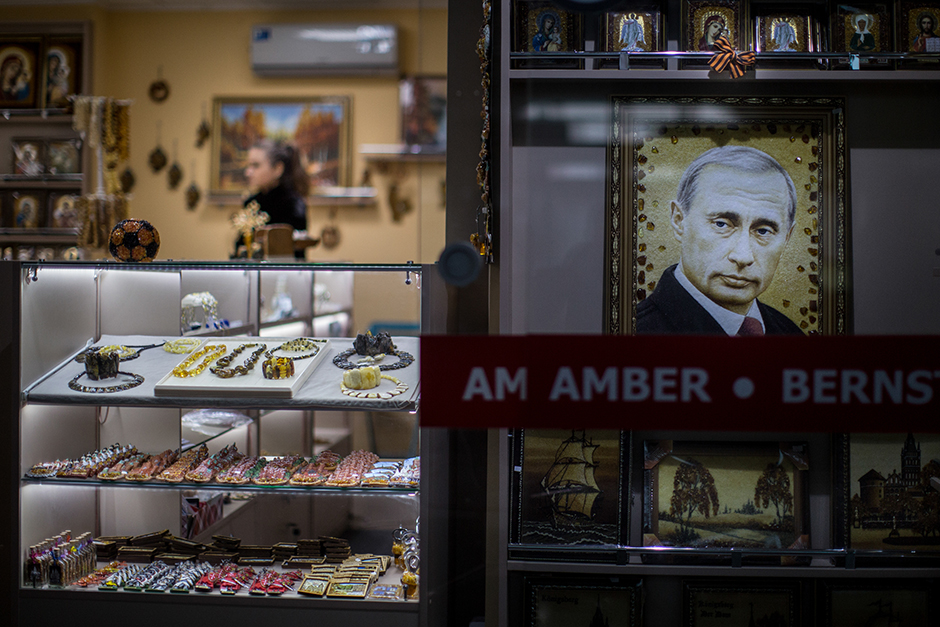 14/15. Портрет председника Русије Владимира Путина начињен од ћилибара изложен у једној продавници.