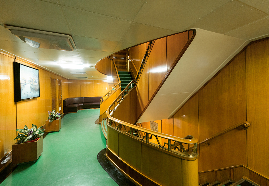 原子力砕氷船「ヤマール」。この砕氷船は任意の2区画を浸水させることで浮漂し、ロシア船級協会の要件を満たしている。乗組員のための船室は155室ある。高級船員用の船室が11室、1人用の船室が123室、2人部屋が17室、そして6つのベッドが備えられた船室が4室あり、合計で収容できる人員は189名となっている。乗組員に食事、休養や娯楽を提供する空間を確保するため、この砕氷船には84人を収容できる食堂、88～90人を収容できる会食堂、108人用のクラブ、そして3つの休憩用娯楽がある。
